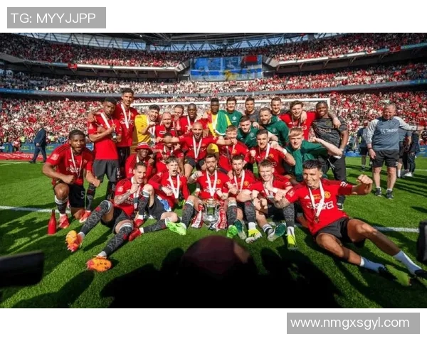 足球明星激情演奏架子鼓视频展现音乐与运动的完美结合